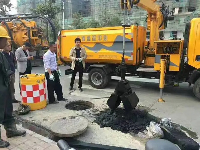 无锡街道：网格员化身“清道夫”，为民解忧疏通“堵心”化粪池