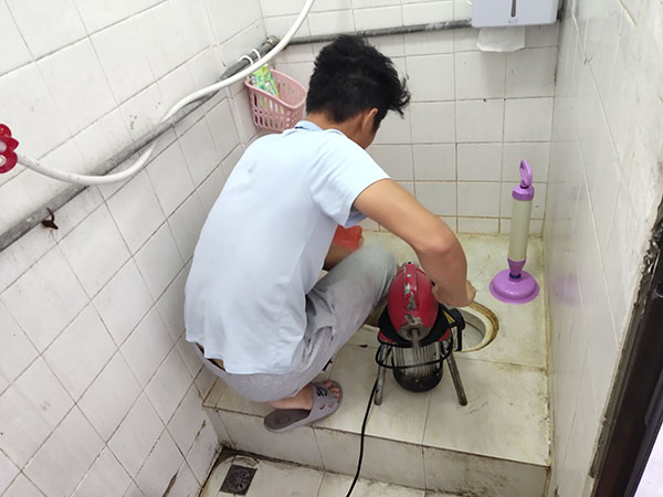 无锡肥皂掉到马桶里把马桶堵住了怎么办？马桶堵住了怎么办