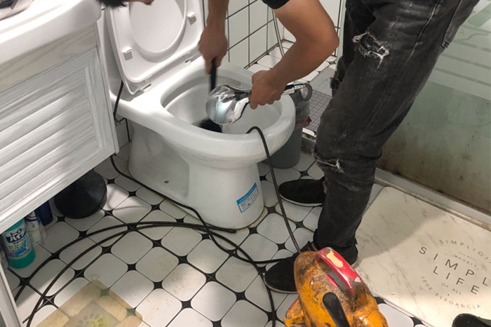 无锡马桶堵塞自己疏通还是找师傅？专业上门服务让你省时更省心